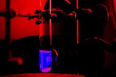 Light-activated chirality switch directs enantiomeric excess